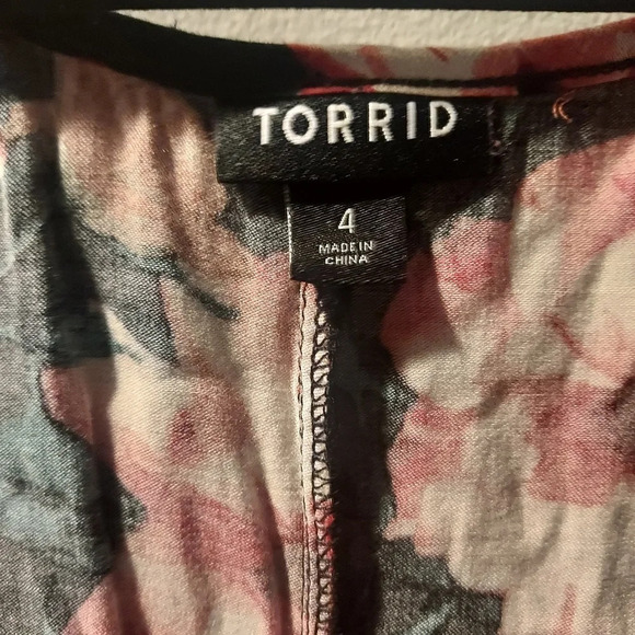 Torrid Black Floral Fit And Flare Stretch Challis Button-Front Tank in Size 4 - Picture 6 of 12